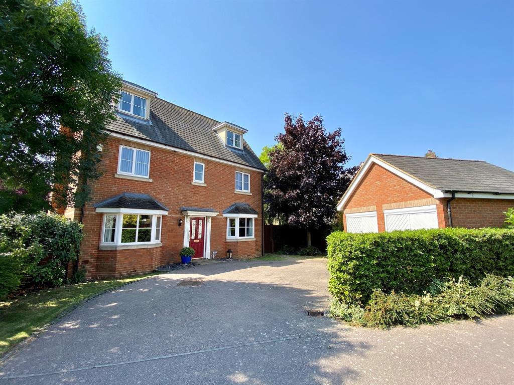 5 bedroom detached house for sale in Blythe Way, Highfields Caldecote