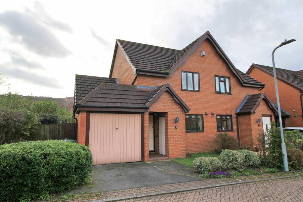 2 bedroom end of terrace house for sale in St. Marys Close, Ilkley, West Yorkshire, LS29