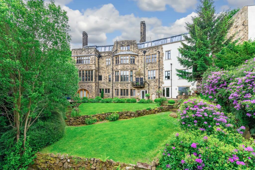 2 bedroom flat for sale in Queens Road, Ilkley, West Yorkshire, LS29