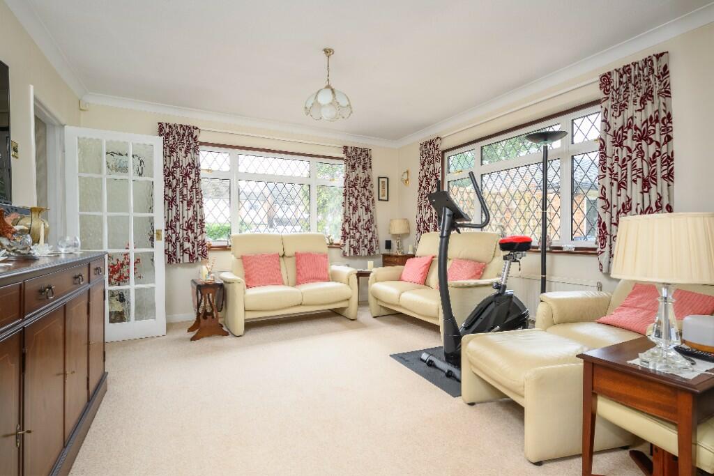 4 bedroom detached house for sale in Ashurst Drive, Shepperton