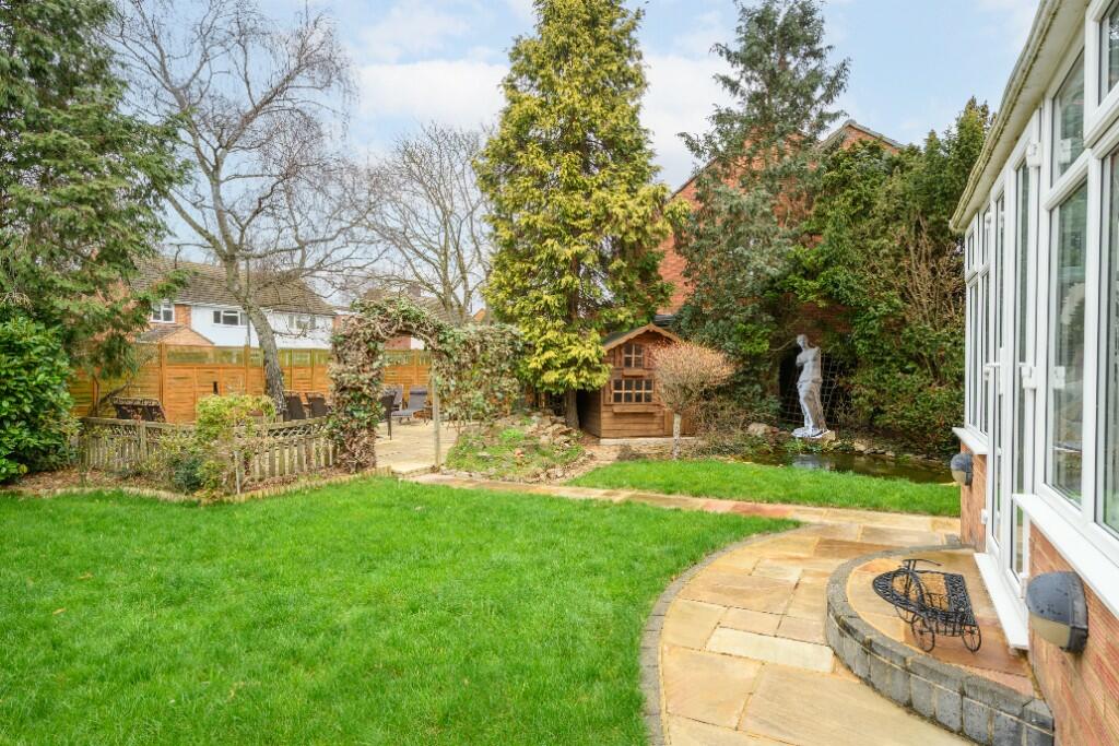 4 bedroom detached house for sale in Ashurst Drive, Shepperton