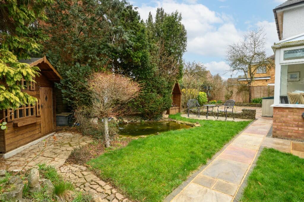 4 bedroom detached house for sale in Ashurst Drive, Shepperton