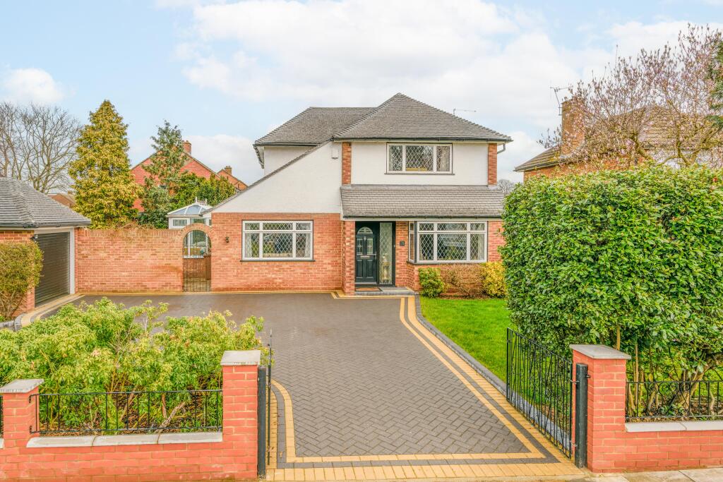 4 bedroom detached house for sale in Ashurst Drive, Shepperton
