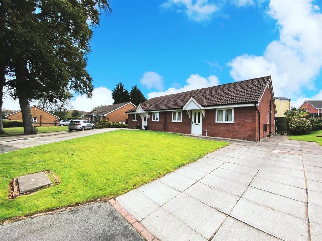 2 bedroom bungalow for sale in Wensley Avenue, Halewood, Liverpool, L26