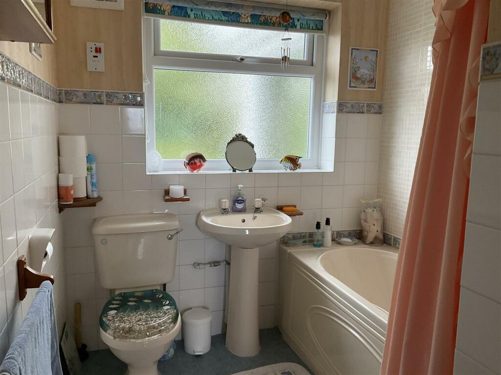 2 bedroom detached bungalow for sale in Lon Thelwal, Benllech, TynY