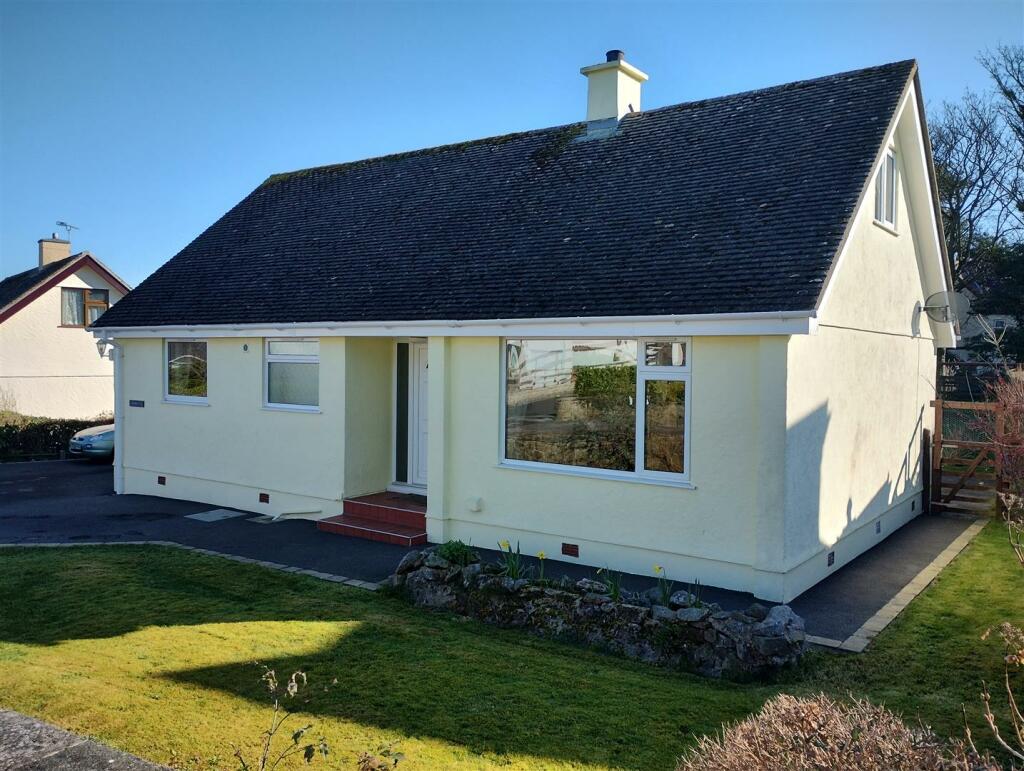 2 bedroom detached bungalow for sale in Garreglwyd, Benllech, TynY