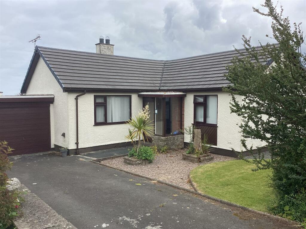 3 bedroom detached bungalow for sale in Maes Llydan, Benllech, LL74