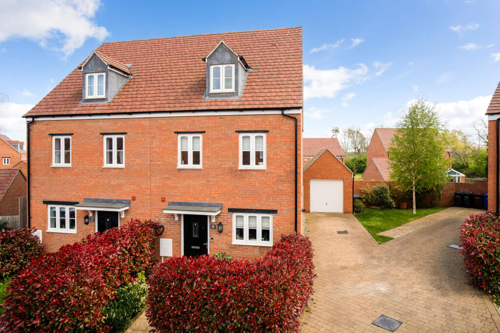 3 bedroom semidetached house for sale in Havill Crescent, Bloxham, OX15