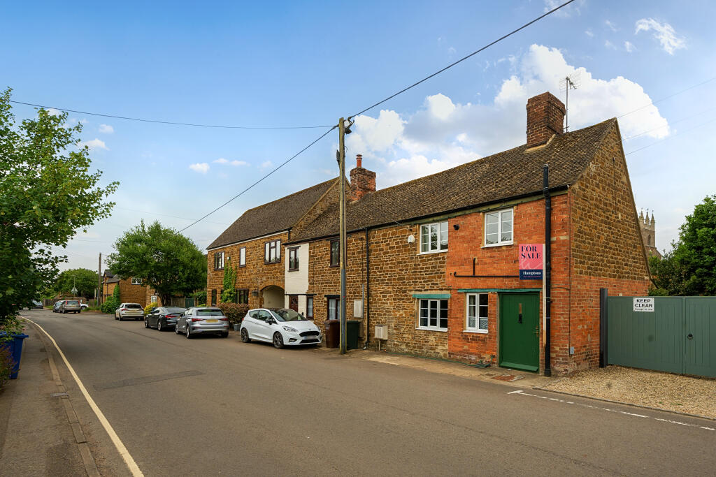 Main image of property: Earls Lane, Deddington, OX15