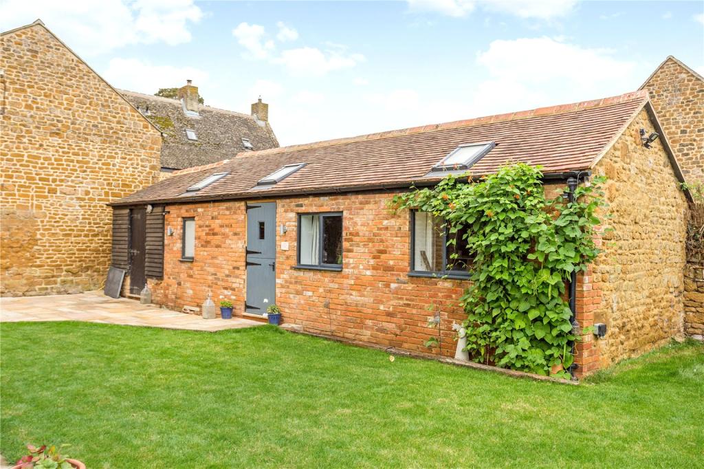 3 bedroom detached house for sale in The Lane, Hempton, Banbury