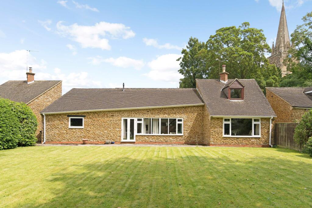 4 bedroom detached house for sale in Church Close, Adderbury, OX17