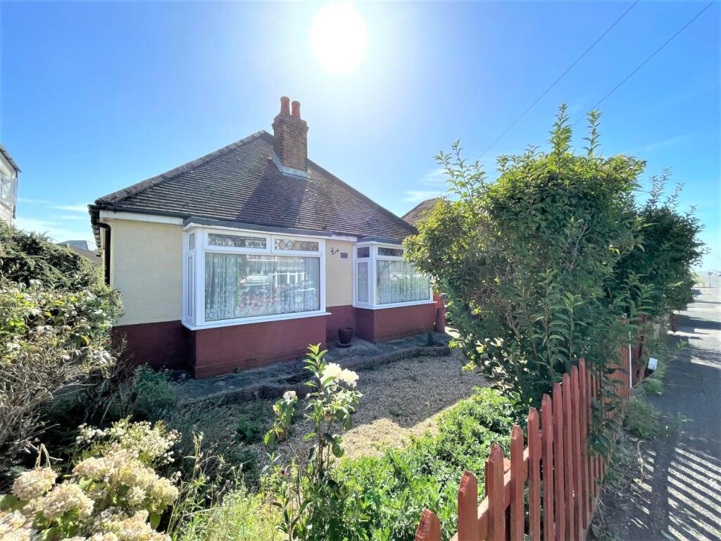 3 bedroom detached bungalow for sale in Raynes Road, LeeontheSolent