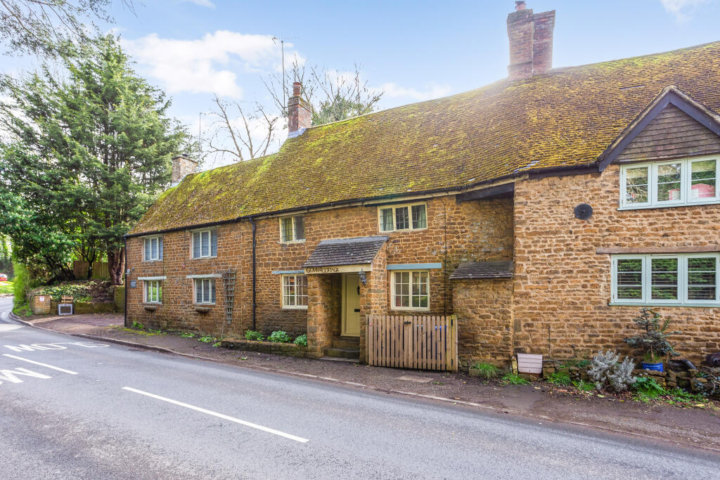 2 bedroom cottage for sale in Main Road, Wardington, OX17