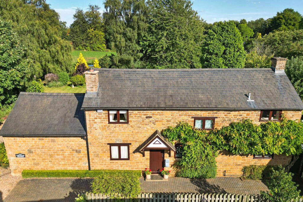 3 bedroom cottage for sale in Church Street, Wroxton, OX15