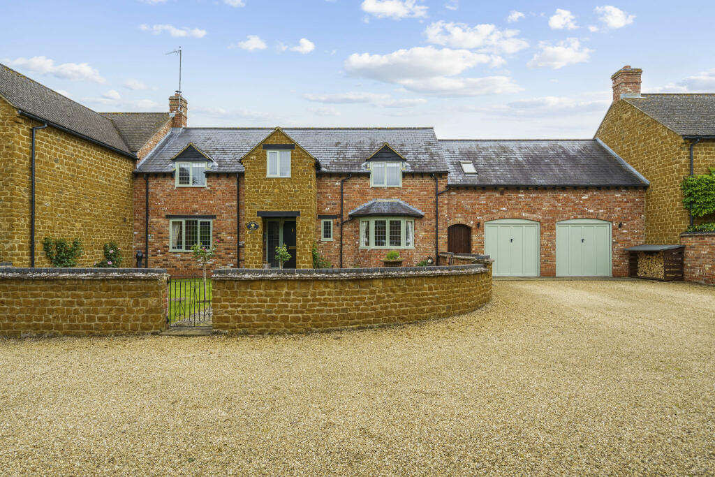 4 bedroom link detached house for sale in Langdon Lane, Radway, CV35