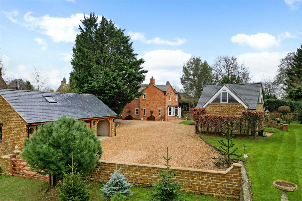 4 bedroom detached house for sale in Overthorpe, Banbury, Oxfordshire, OX17