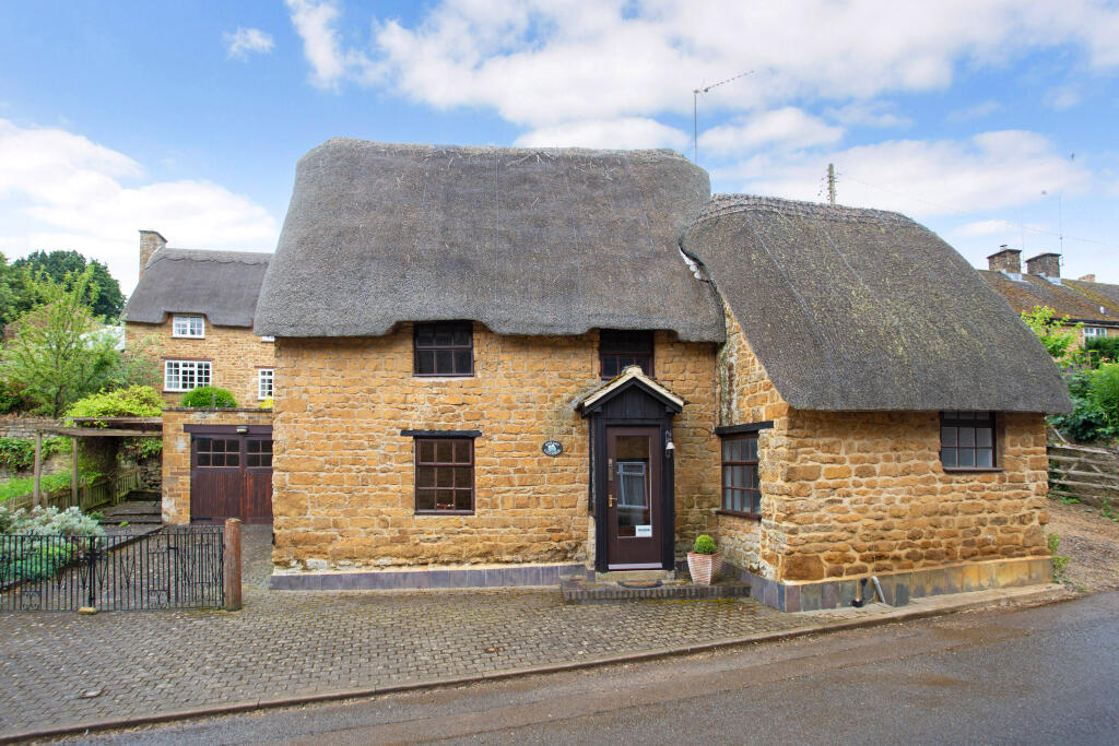 2 bedroom detached house for sale in Mills Lane, Wroxton, OX15