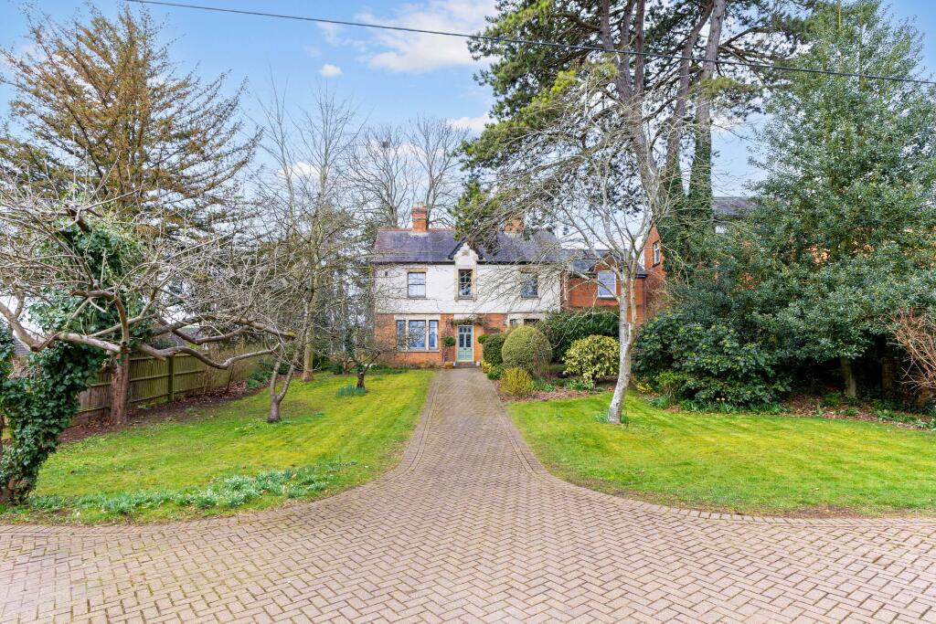 Main image of property: High Street, Bloxham, OX15
