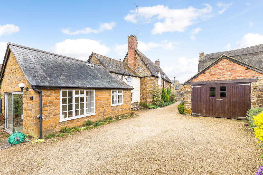 Main image of property: Banbury Lane, Byfield, NN11