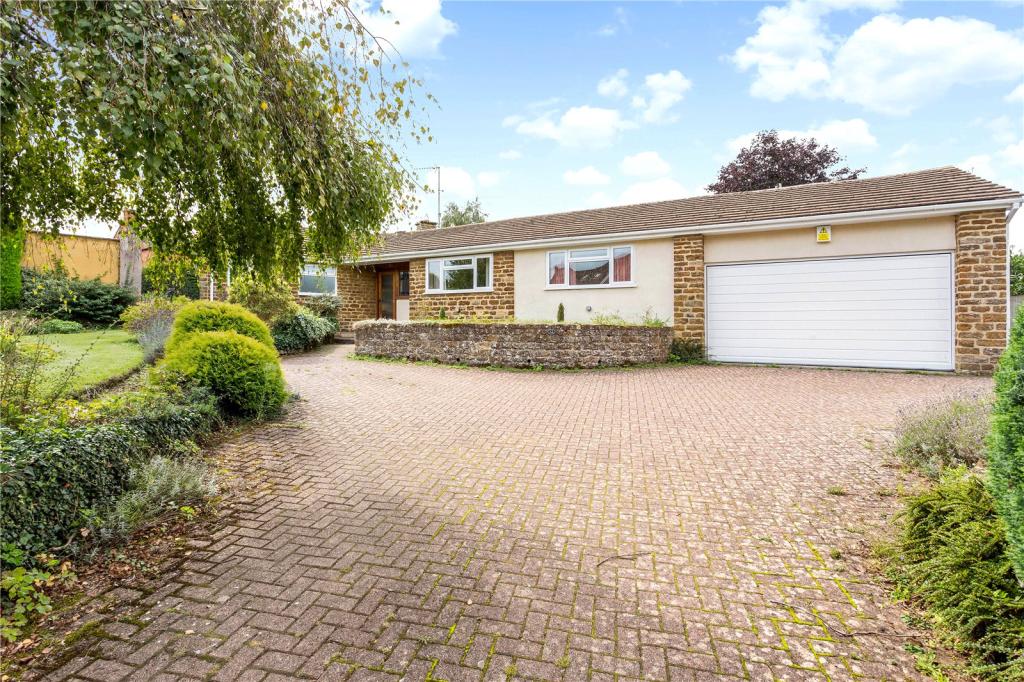 4 bedroom bungalow for sale in Royal Oak Lane, Middleton Cheney