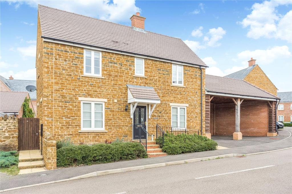 4 bedroom detached house for sale in Oak Farm Drive, Banbury