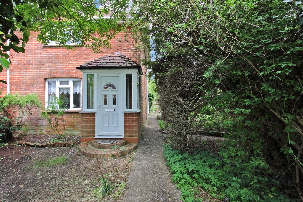 3 bedroom semidetached house for sale in Hedges Close, SP9