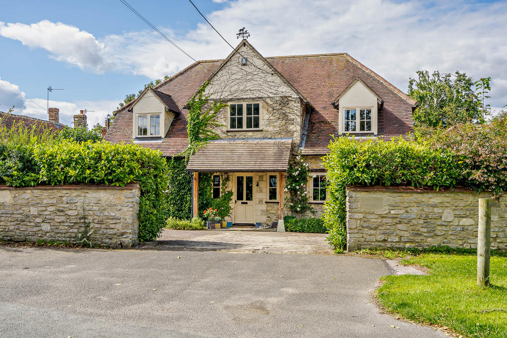 5 bedroom detached house for sale in Lower End, Great Milton, OX44
