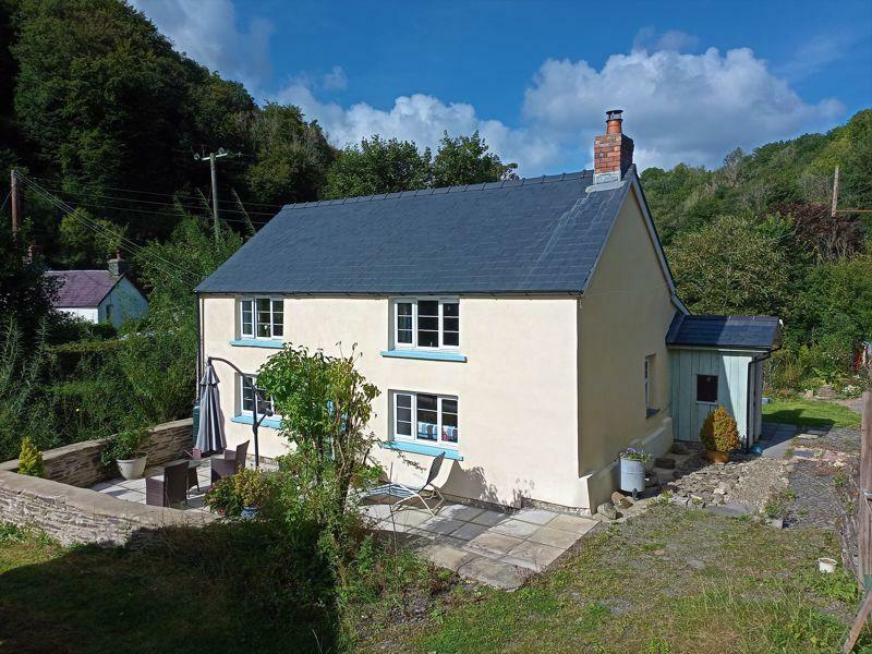 2 bedroom detached house for sale in Newcastle Emlyn