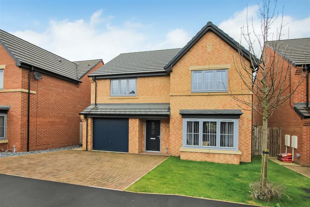 4 bedroom detached house for sale in Spindleberry Way, School Aycliffe, DL5