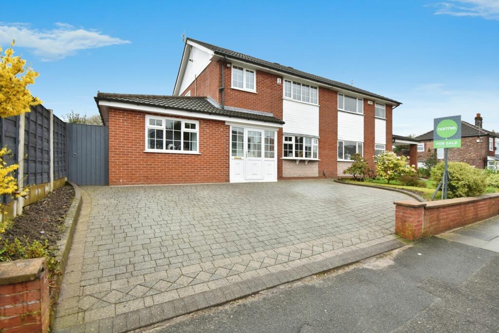 3 bedroom semidetached house for sale in Parr Lane, Unsworth. Bury BL9
