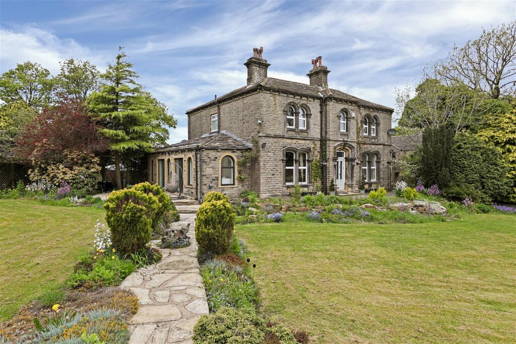 4 bedroom detached house for sale in Dunford Road, Hade Edge, Holmfirth