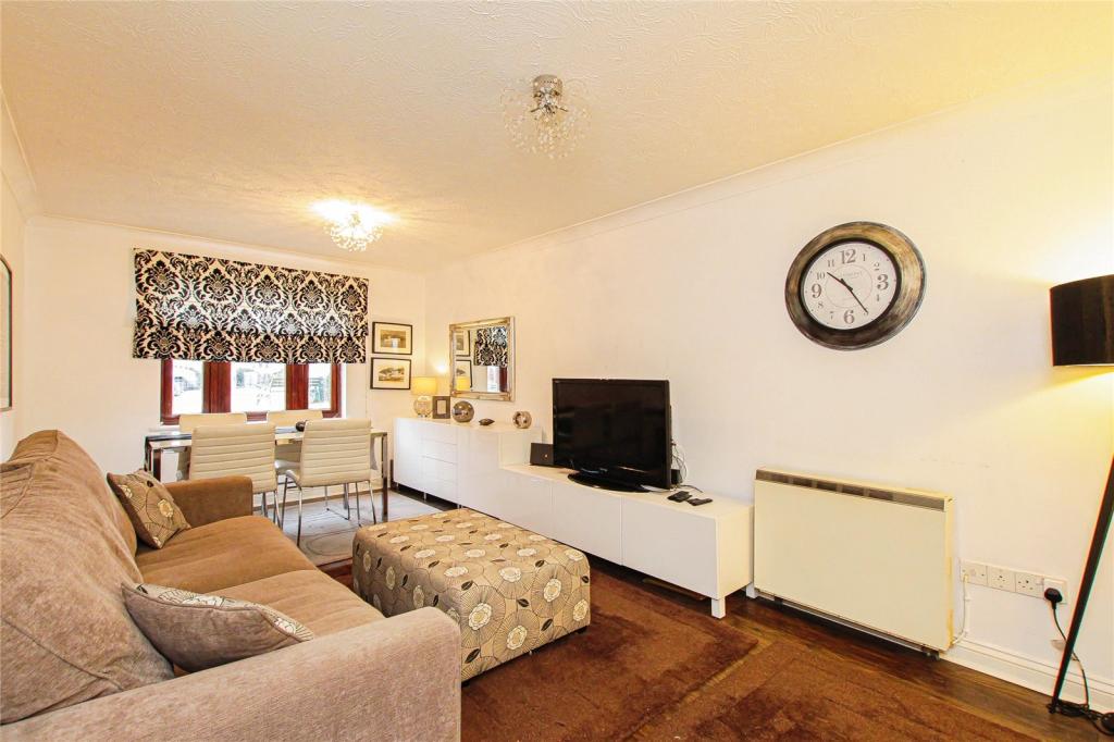 2 bedroom flat for sale in Pine Court, Impington, Cambridge, CB24