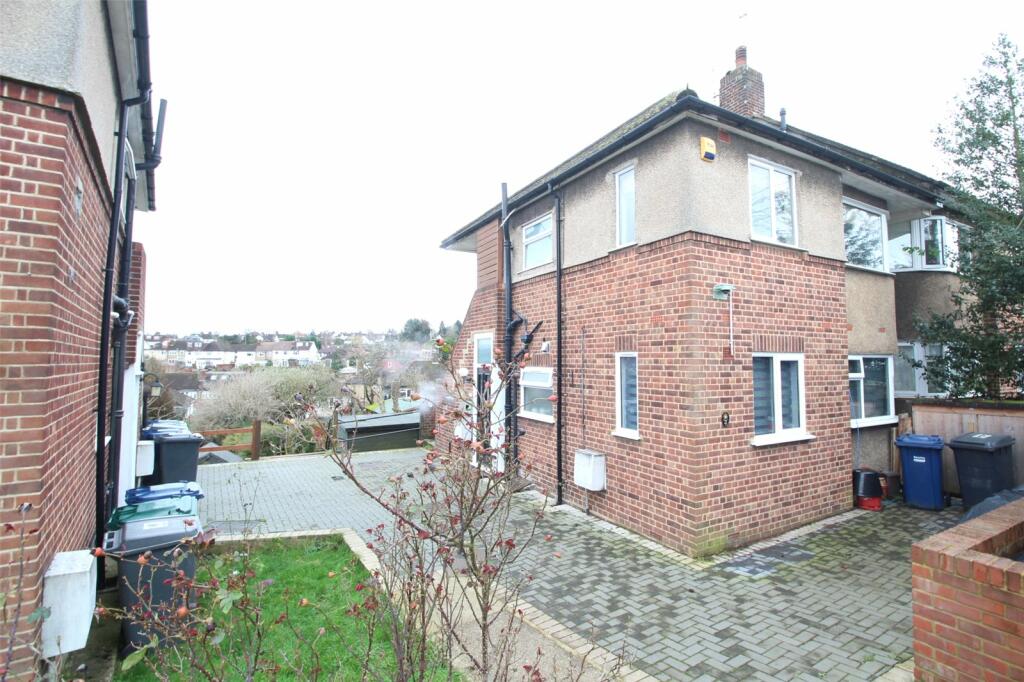 2 bedroom for sale in Grange Avenue, East EN4