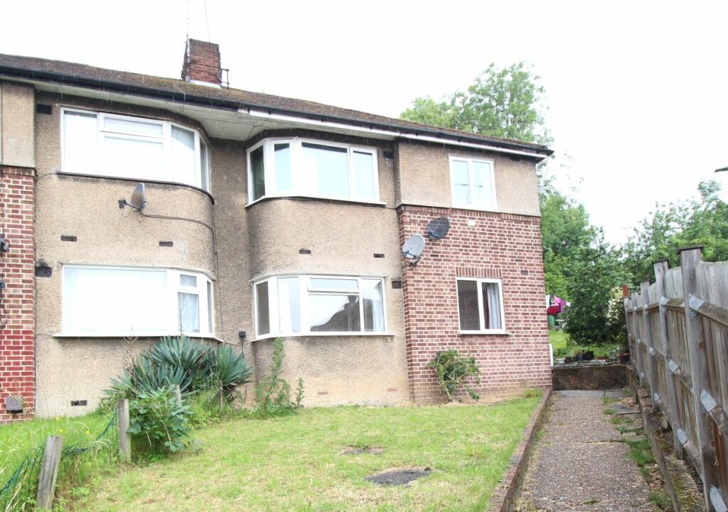 2 bedroom for sale in Avondale Avenue, East EN4