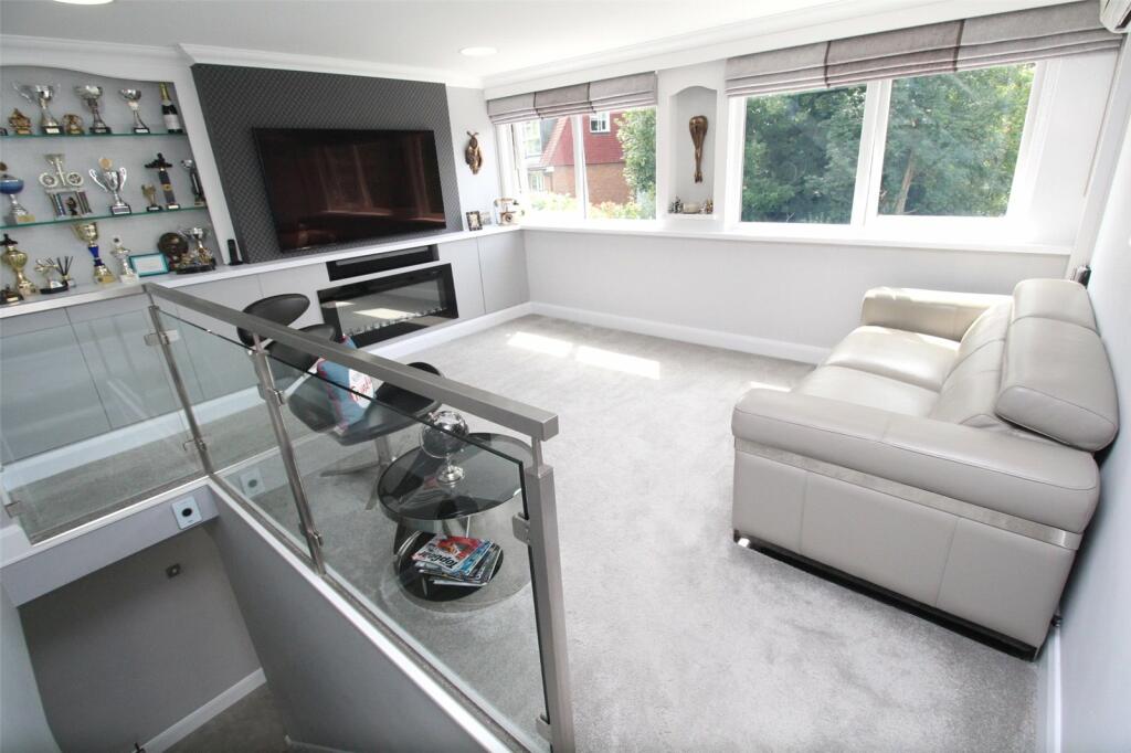 3 bedroom terraced house for sale in Brookhill Road, East EN4