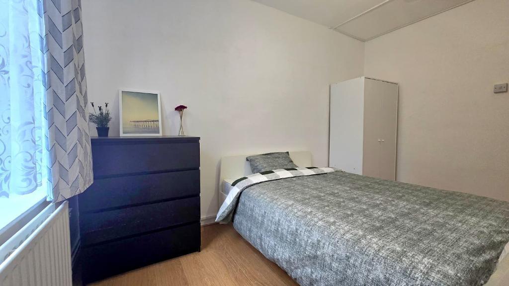 Main image of property: Shadwell Gardens, London, E1 2QQ