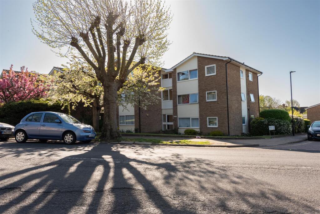 Main image of property: Avenue Road, London, N14
