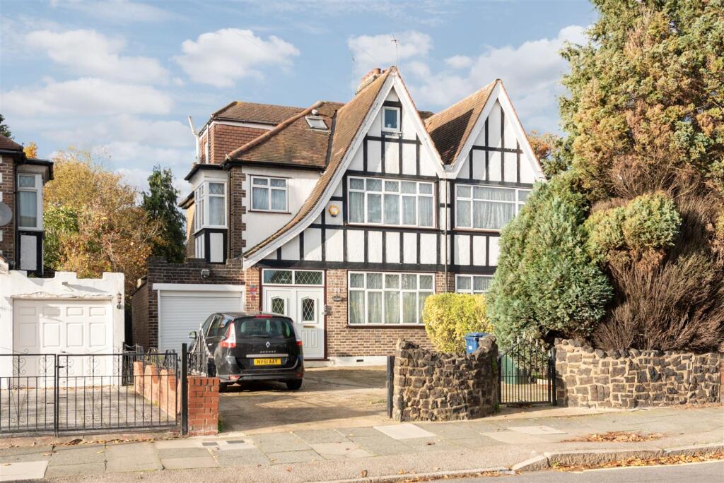Main image of property: Chase Way, London, N14