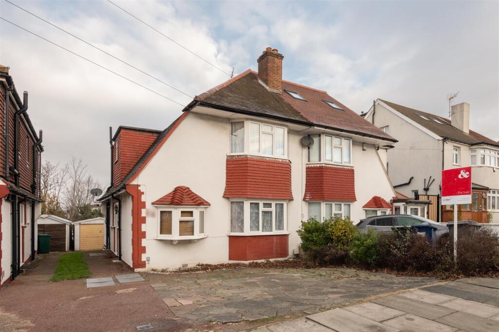 Main image of property: Chase Way, London, N14