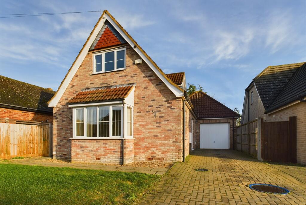 3 bedroom detached house for sale in Bosserts Way, Highfields Caldecote