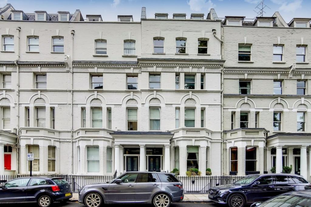 2 bedroom flat for sale in Elm Park Road London SW3