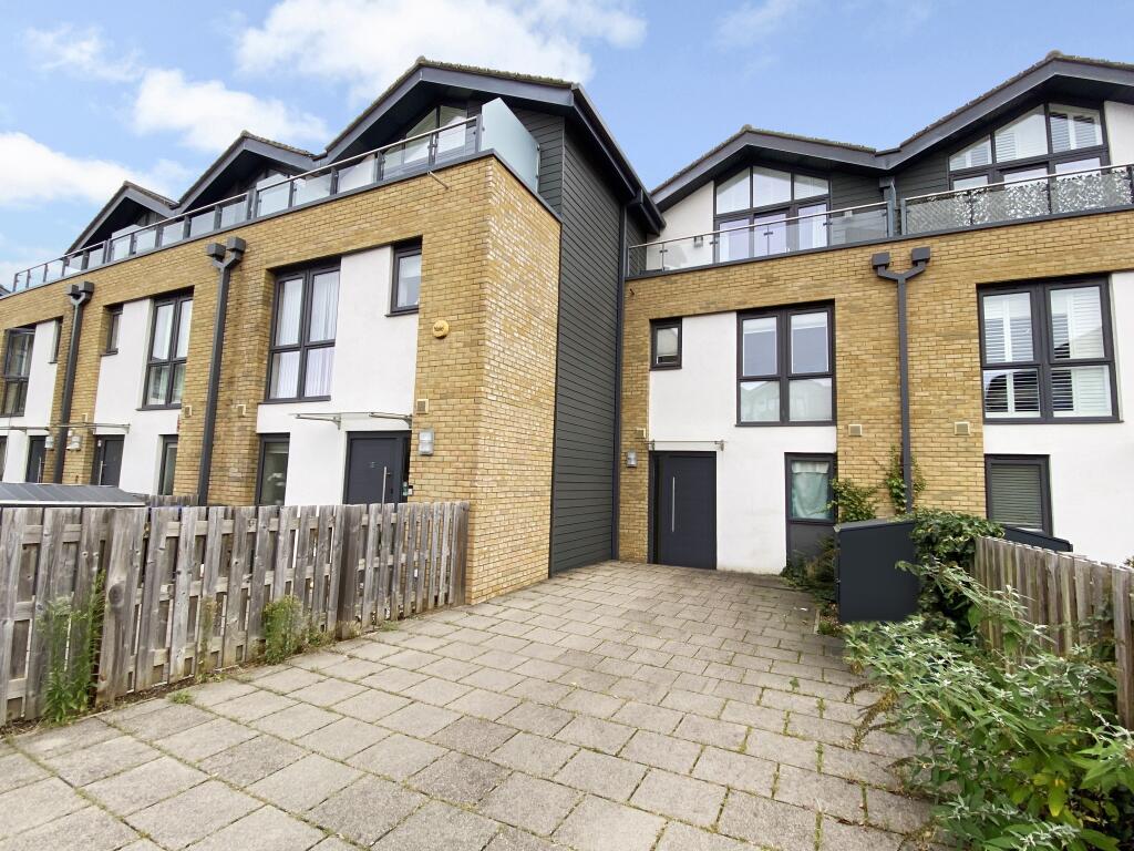 3 bedroom town house for sale in Woking, GU22