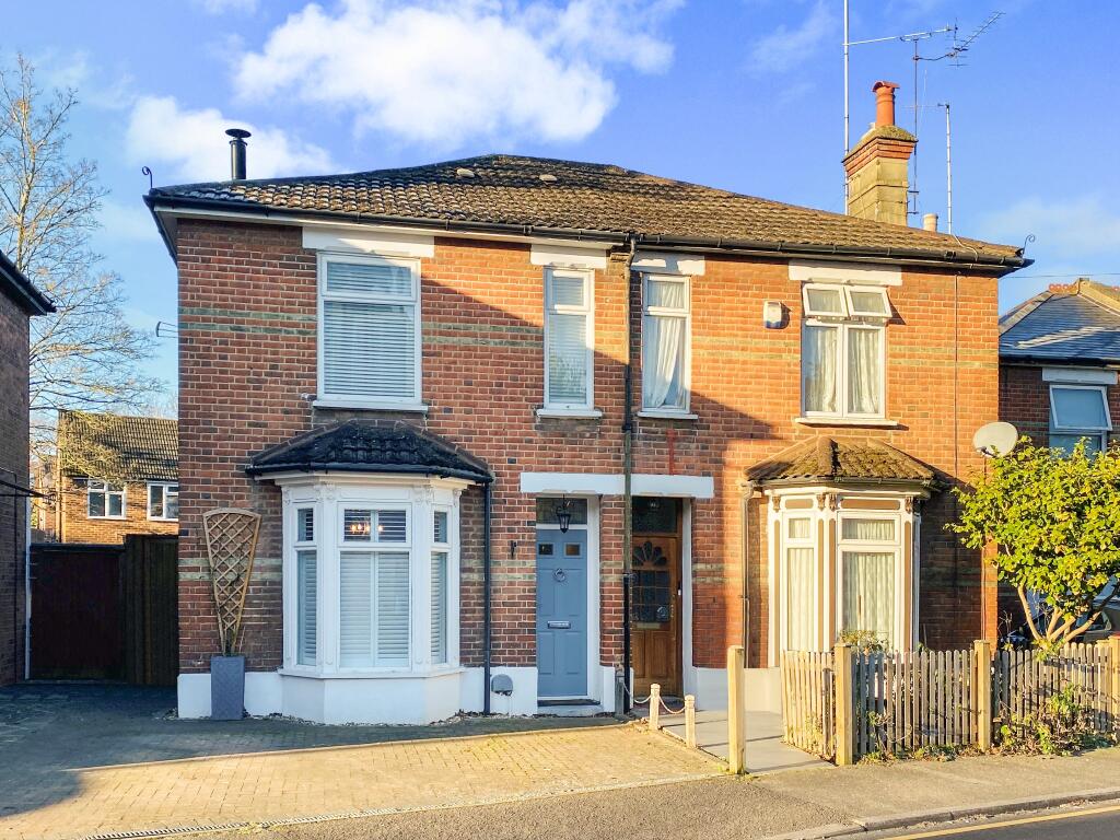 3 bedroom semidetached house for sale in Woking, GU21