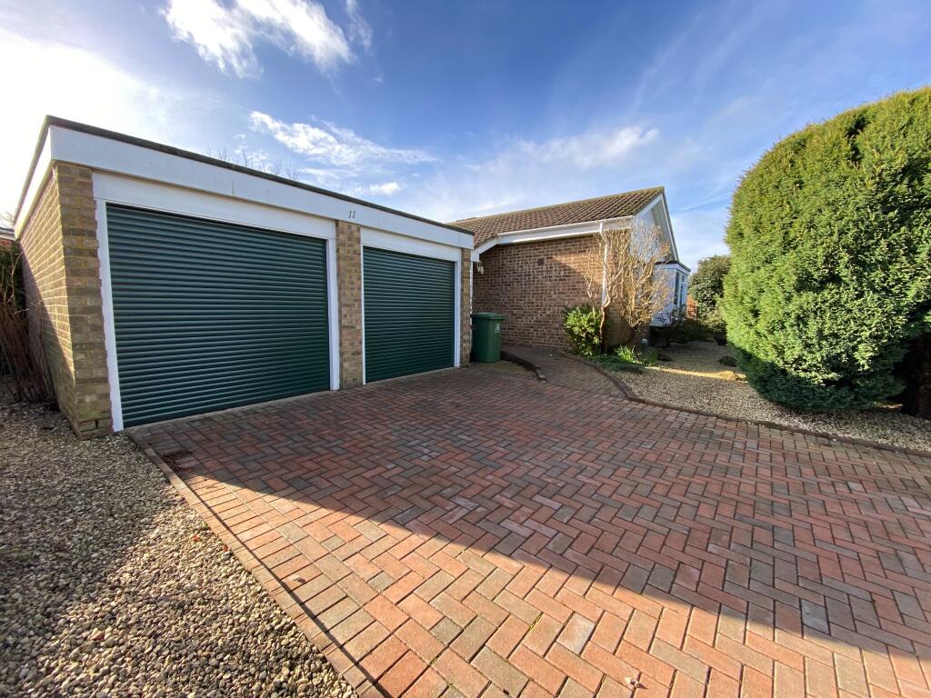 3 bedroom detached bungalow for sale in Goldsworth Park, GU21