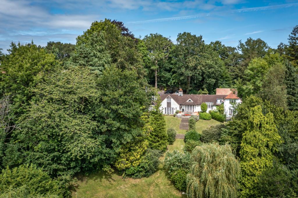 6 bedroom detached house for sale in Hook Heath, GU22