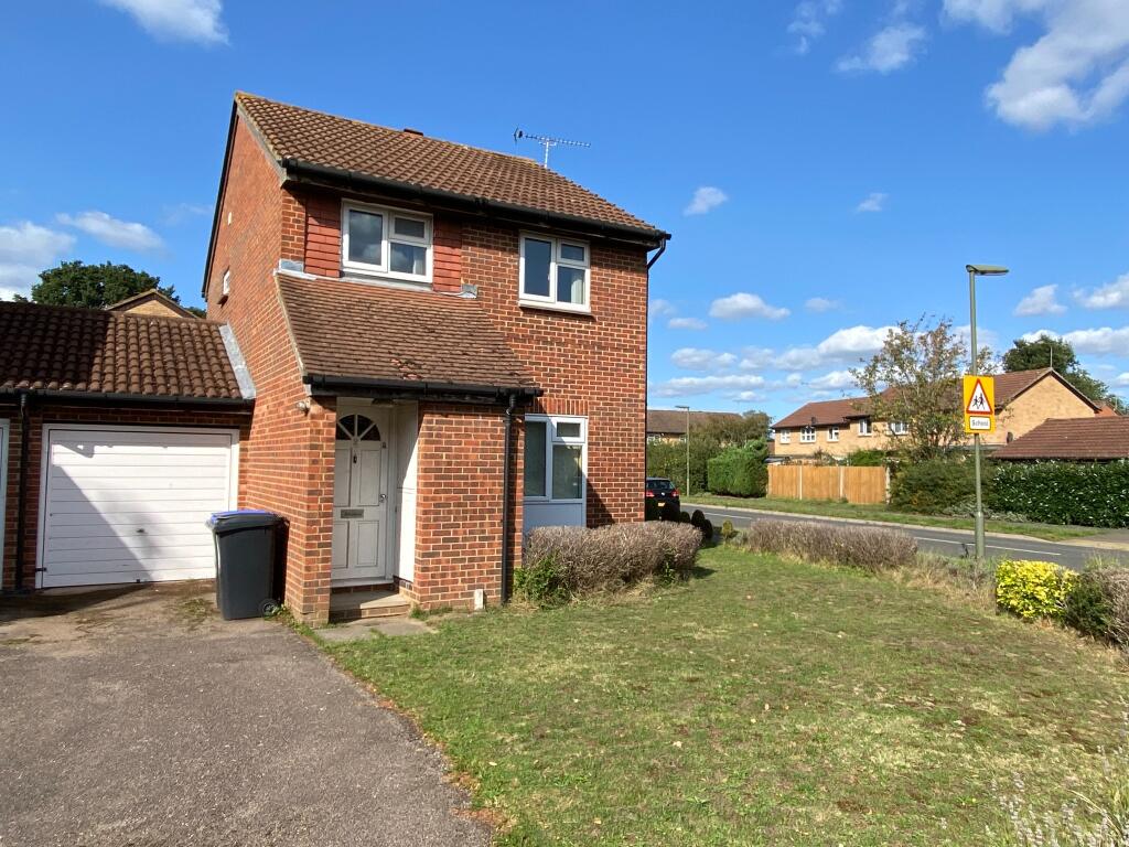 3 bedroom link detached house for sale in Goldsworth Park, GU21