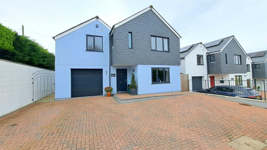 4 bedroom detached house for sale in Boundary Row, Trewirgie Hill, Redruth, TR15