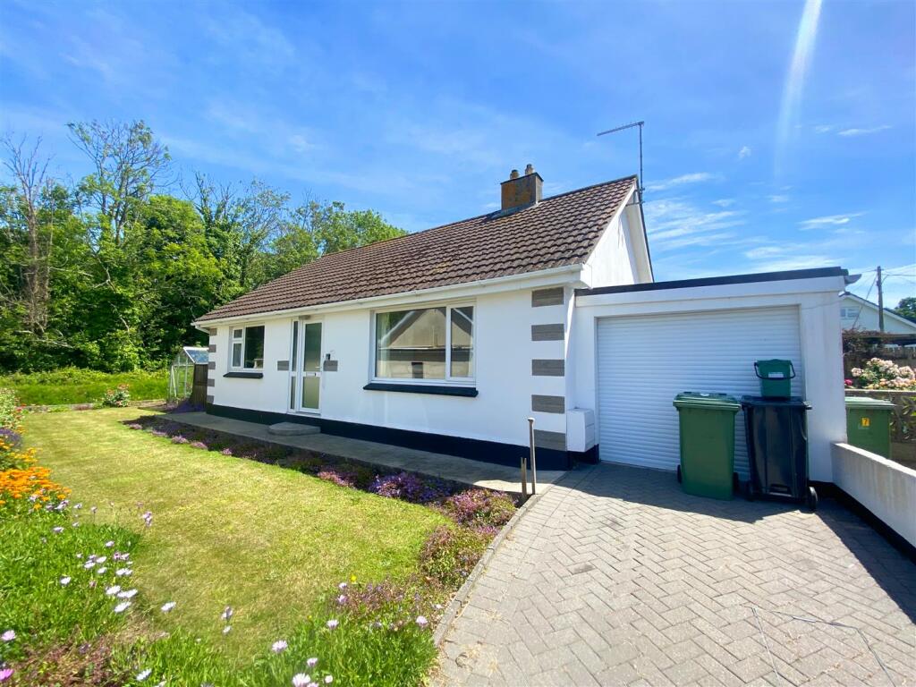 2 bedroom detached bungalow for sale in ColMoor Close, Hayle, TR27