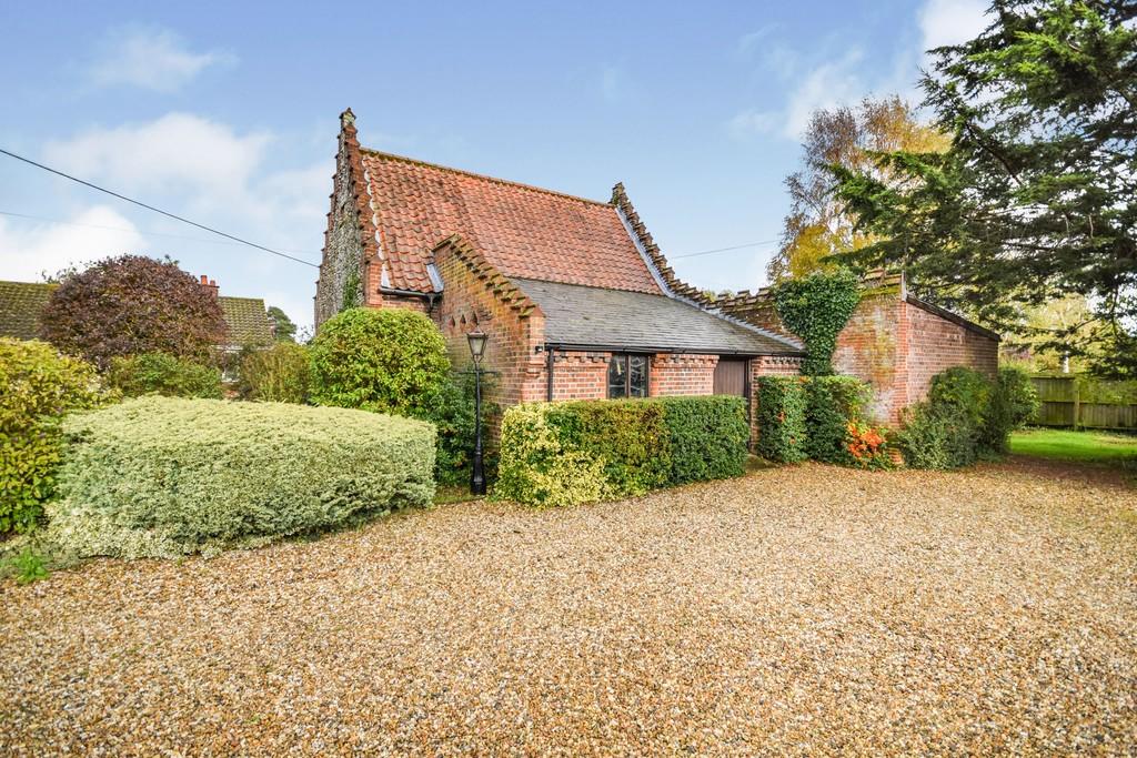 4 bedroom detached house for sale in The Street, Ringland, NR8