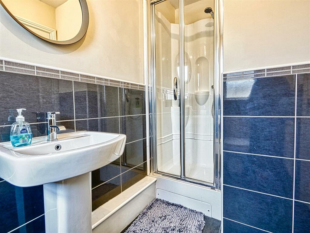 3 bedroom semidetached house for sale in Calver Avenue, North